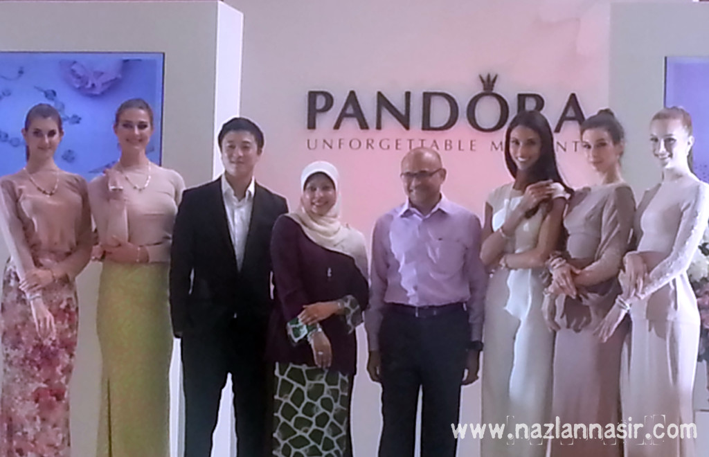 Group Photo with Pandora VIPs