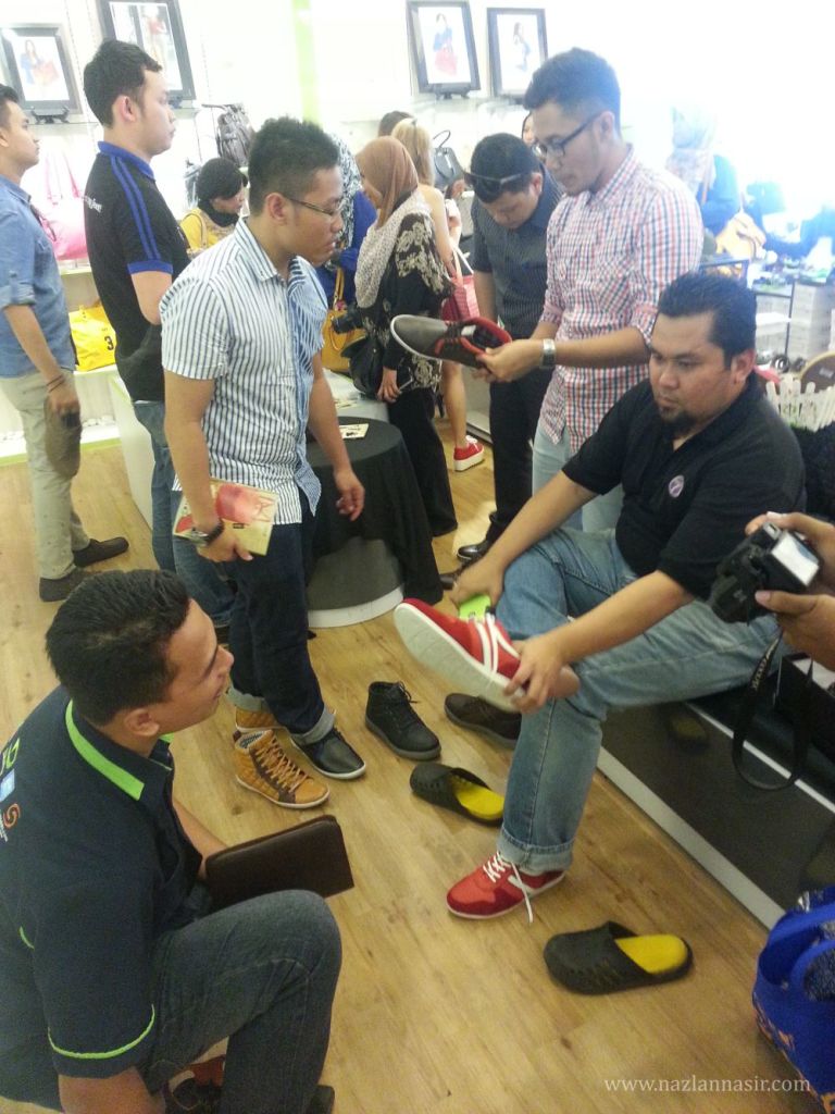 Blogger mencuba kasut