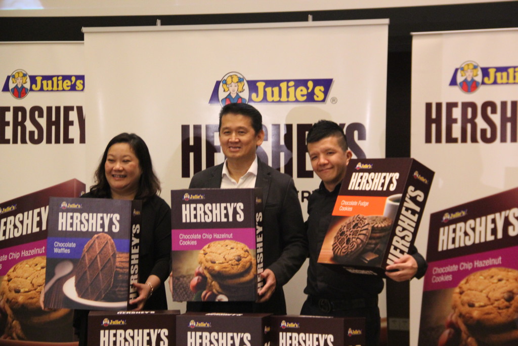 Kiri ke Kanan: Ms. Rigel Oye, Mr. Martin Ang, Mr. Benny Chia