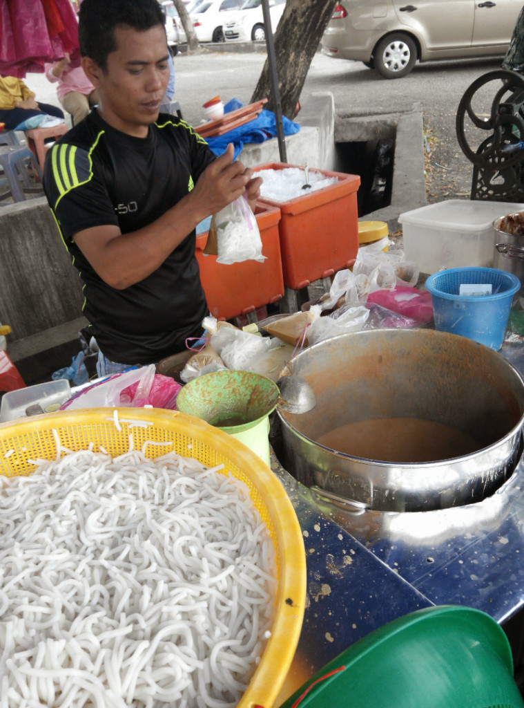 Membungkus Laksa Utara