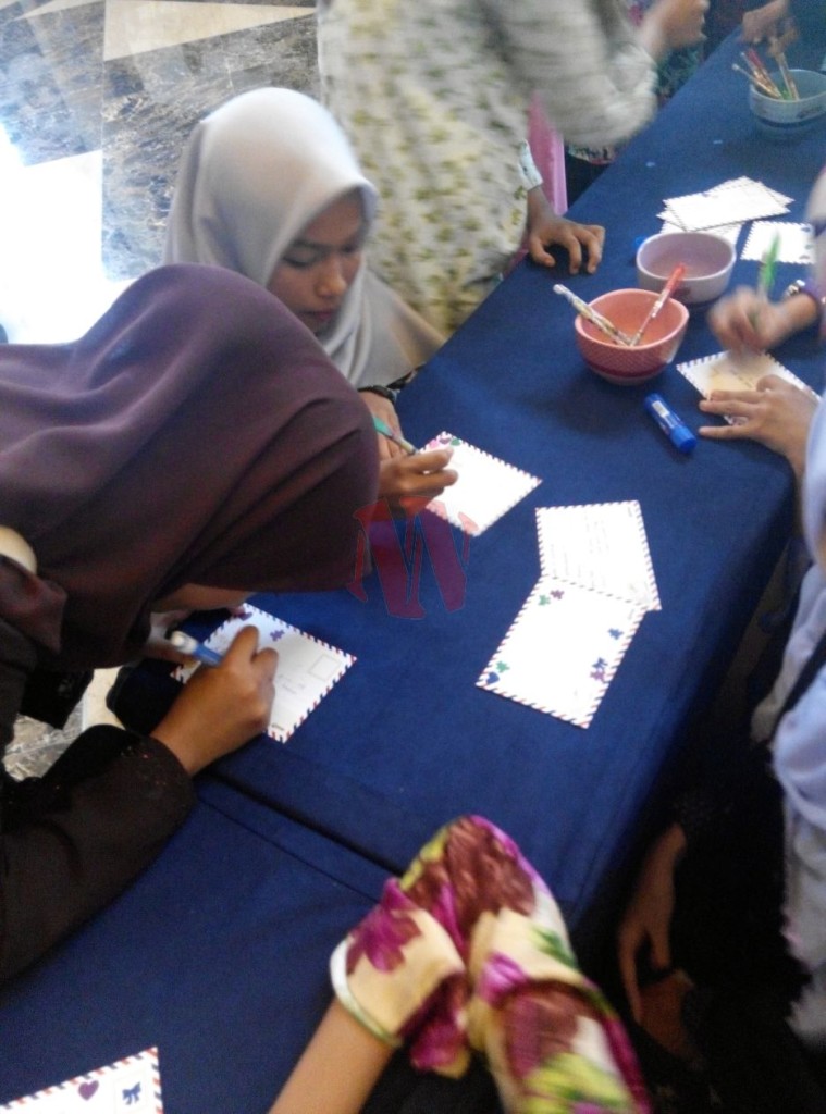 Adik-adik titipkan ucapan pada kad