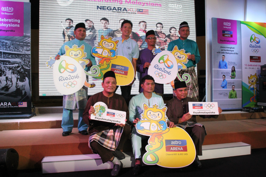 Ketua Perniagaan Sukan Astro Lee Choong Khay bersama penyampai-penyampai Astro Arena yang bertugas semasa sukan Olimpik Rio 2016