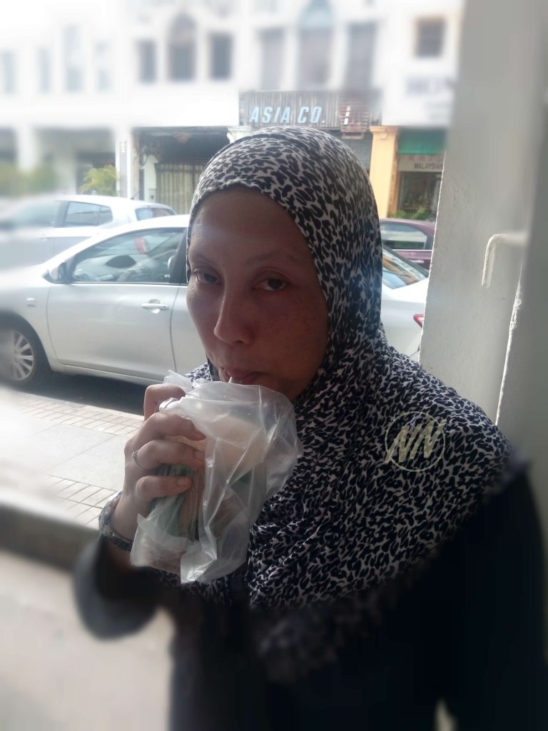 Menikmati cendol dengan penuh perasaan