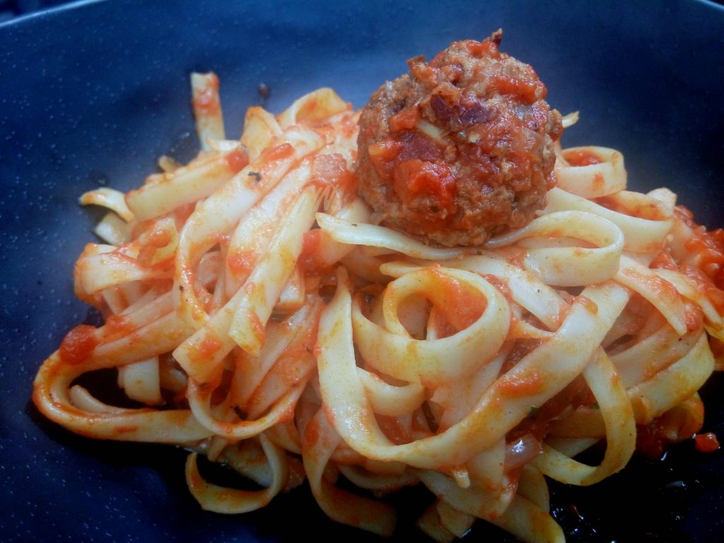 Fettuccine Sos Tomato dengan Bebola Daging RM13