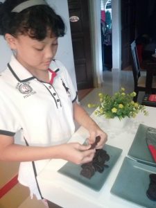 Tanggalkan krim dari biskut oreo