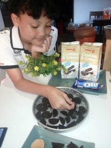 Susun biskut dalam dulang