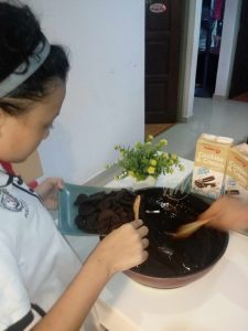 Masukkan biskut dalam adunan tadi