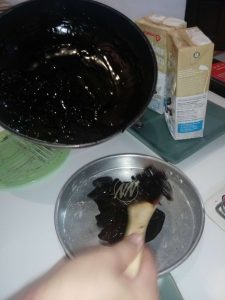 Tuangkan adunan dalam dulang