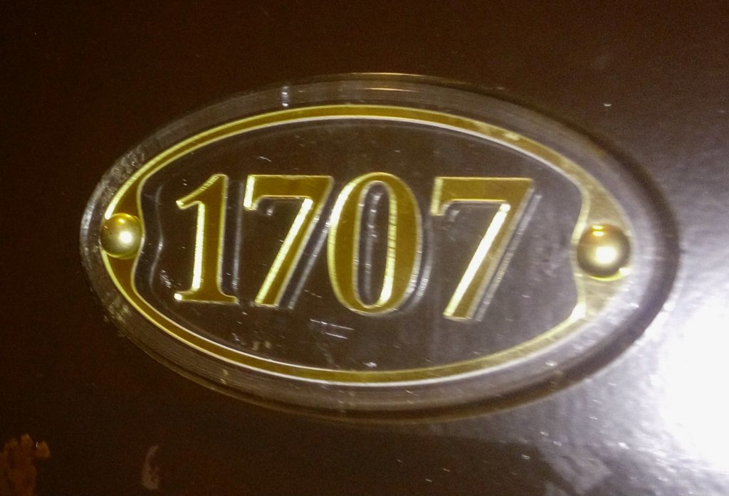 19 Executive Suite L17 (1707) - Burgundy Theme