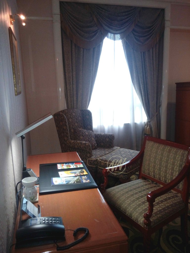 28 Executive Suite L19 (Writing Table)