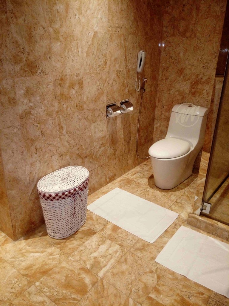32 Executive Suite L19 (Toilet3)