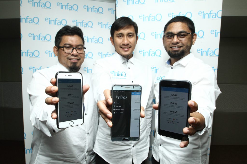 Ahli lembaga pengarah INFAQ Channel Sdn Bhd bersama aplikasi