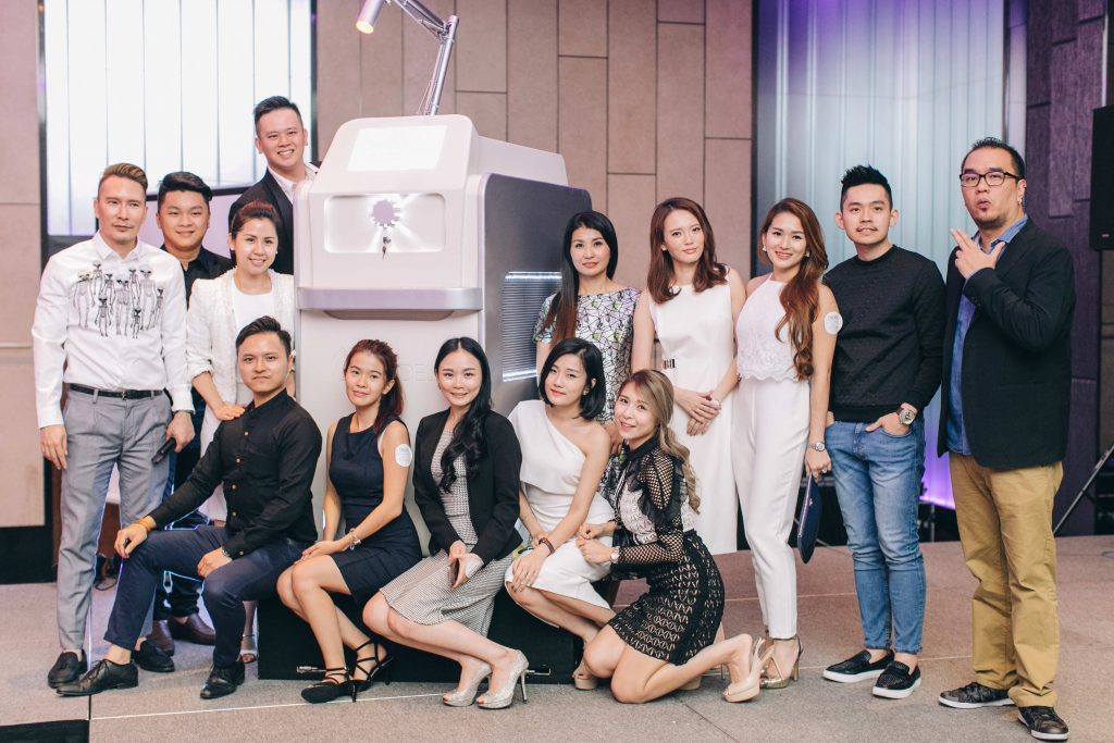 Bergambar bersama Mesin Laser Picoway