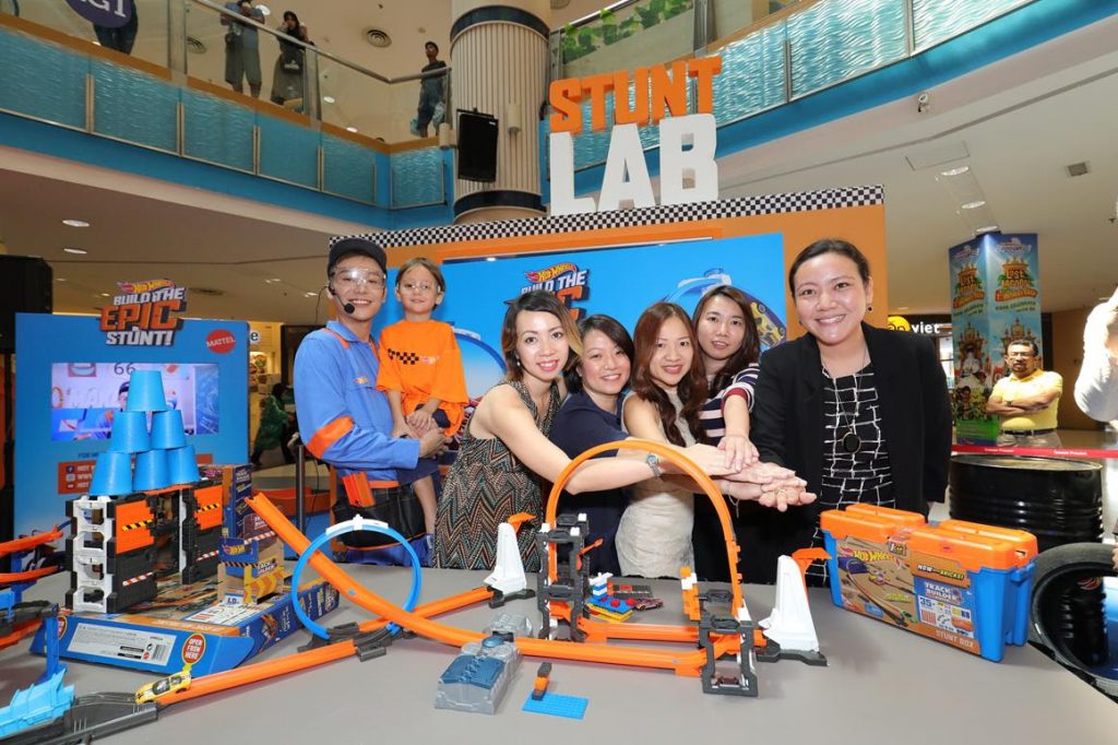 From Left to Right: Loo Hoey Theen, Director of Marketing Sunway Pyramid, Michelle Wan, Senior Licensing Manager, Mattel Southeast Asia, Catherine Ng, Assistant Merchandising Manager, Toys "R" Us Malaysia, Pei Fen, Marketing Executive, Toys "R" Us Malaysia, Christine Chan, Snr Brand Manager, Boys Mattel Southeast Asia.