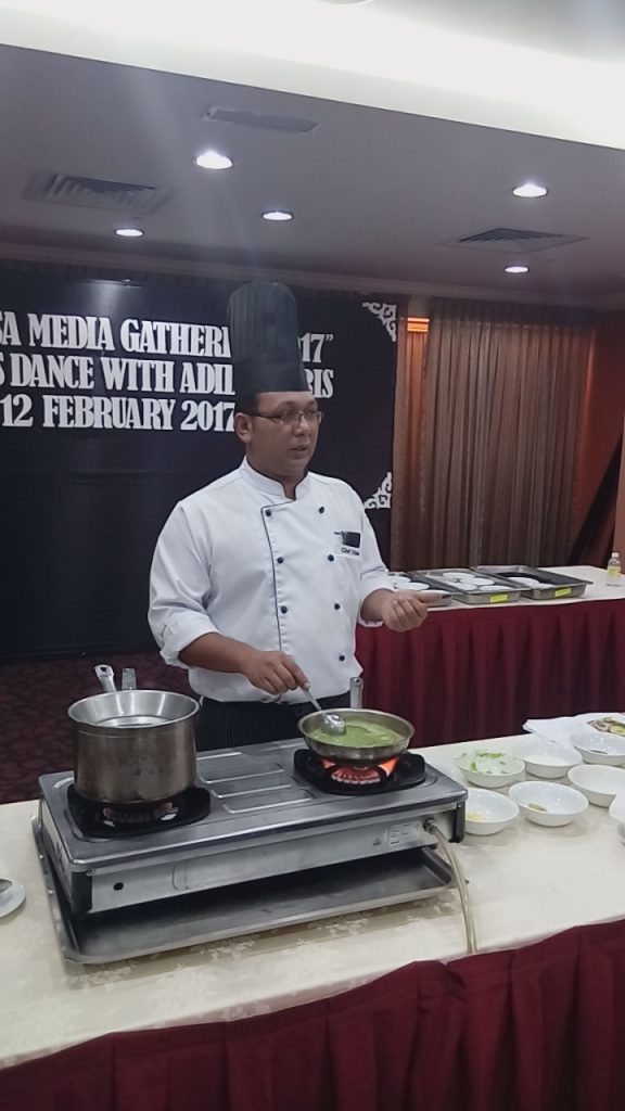 Chef Firdaus menyediakan sup kacang peas