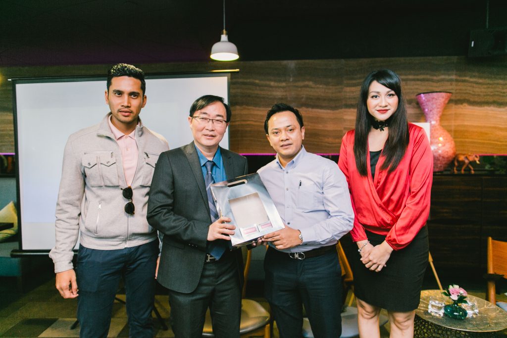 Dato Dr. Ko menerima tajaan dari Le Midi