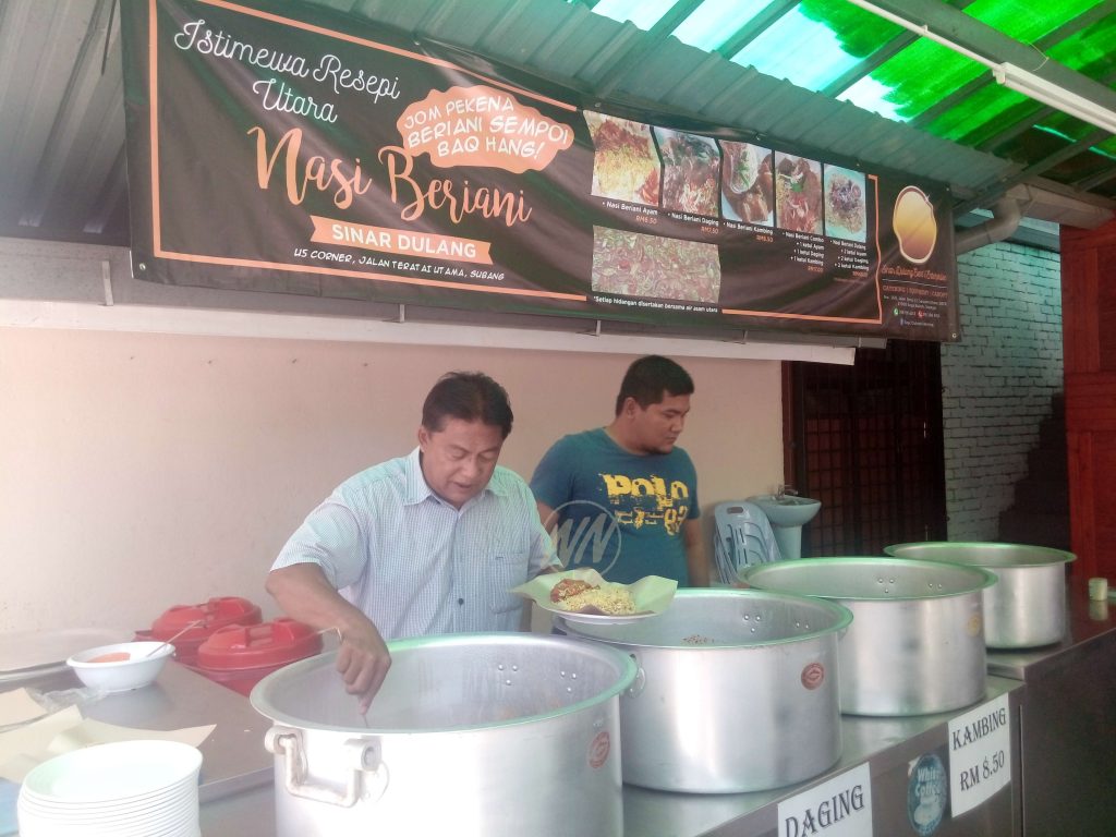 En. Amir dan pembantunya menyediakan tempahan pelanggan