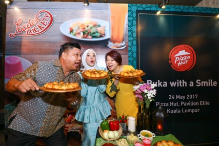 Eric Leong, Fathia Latiff, dan Jean Ler,melancarkan Loaded Pockets sempena Ramadhan ini.
