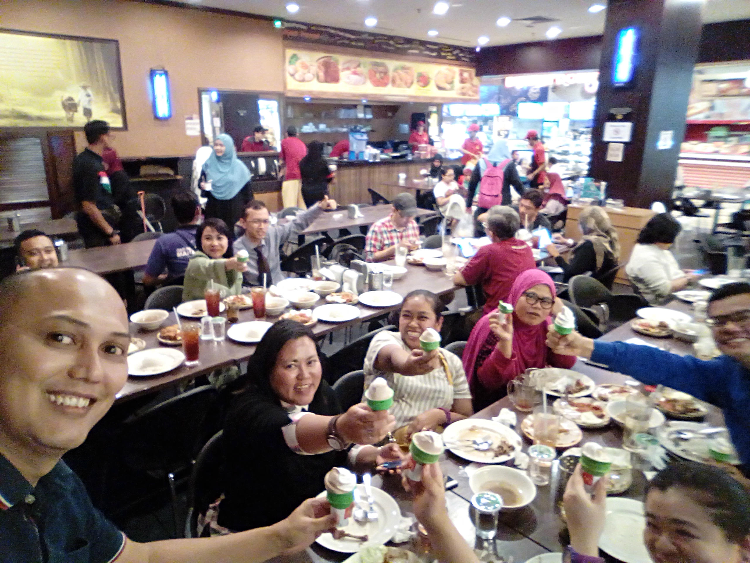 Bersantai dengan staff MYDIN dan rakan blogger
