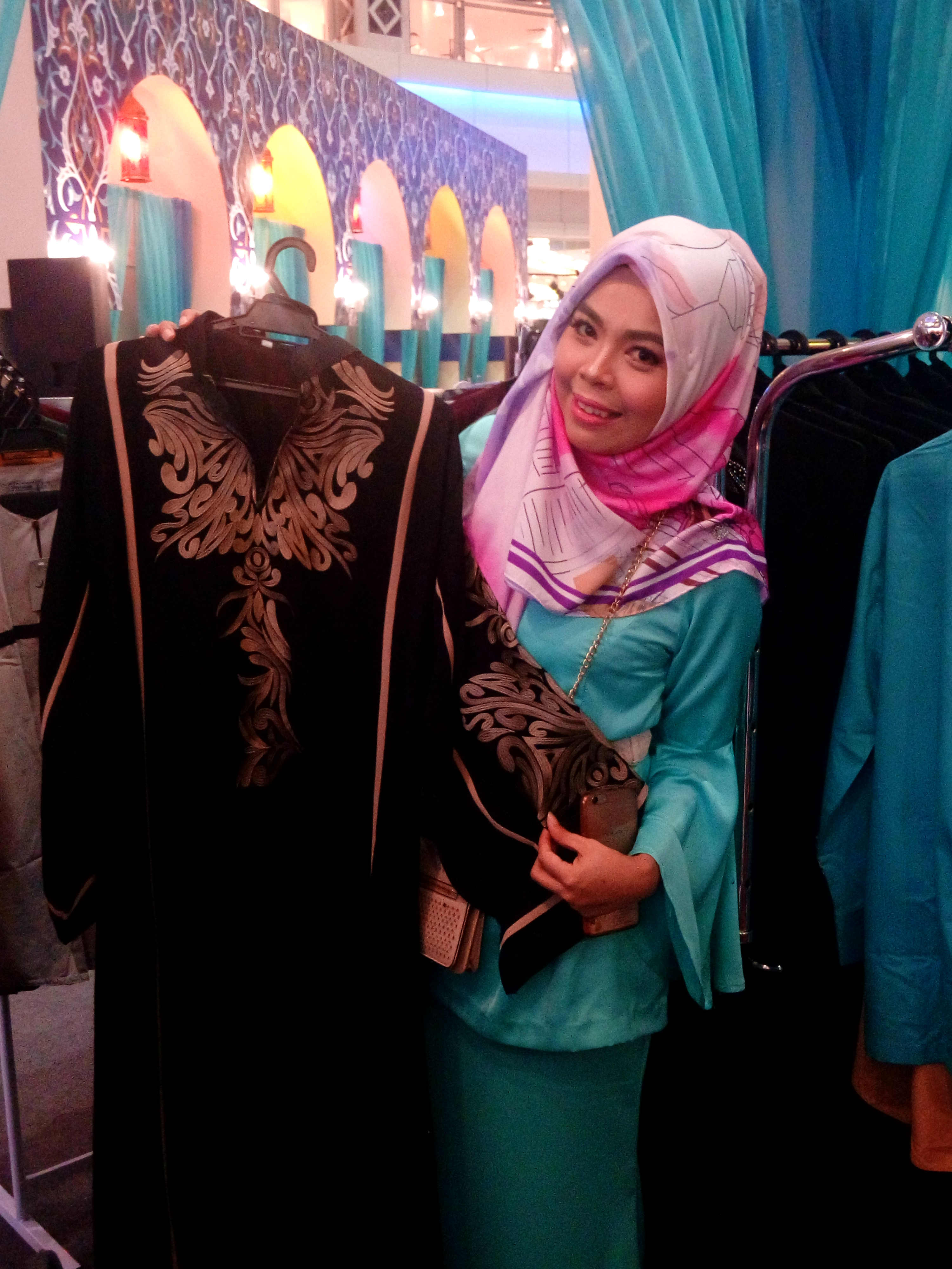 Cik Iena dah memilih Abaya yang hendak digayakan
