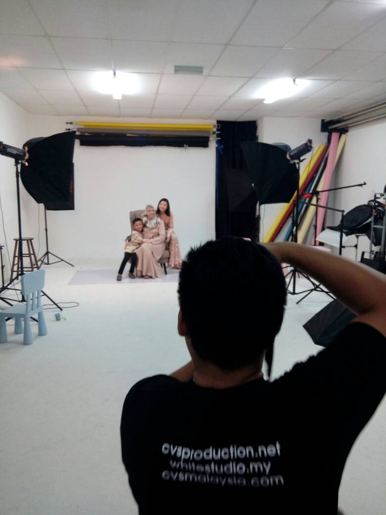 feeq sedang sibuk mengambil foto