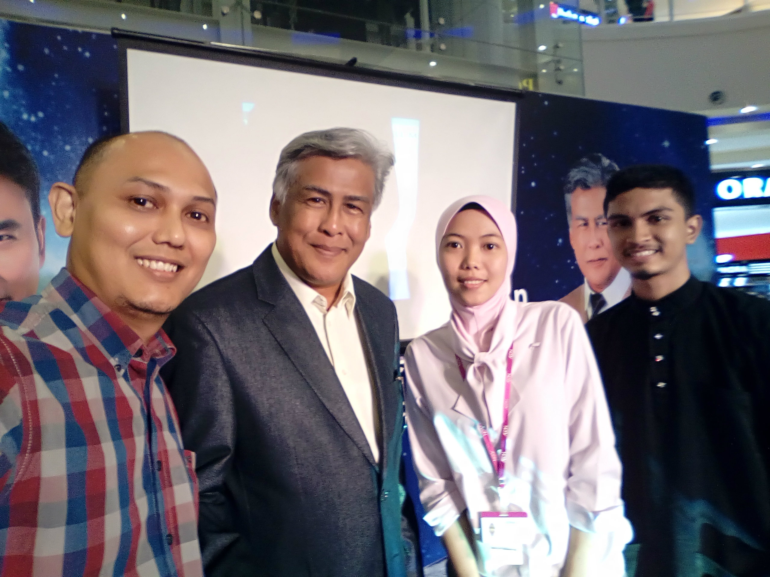 Bergambar bersama Dato' Jalaludin Hassan selepas menerima hadiah Magic Pillow