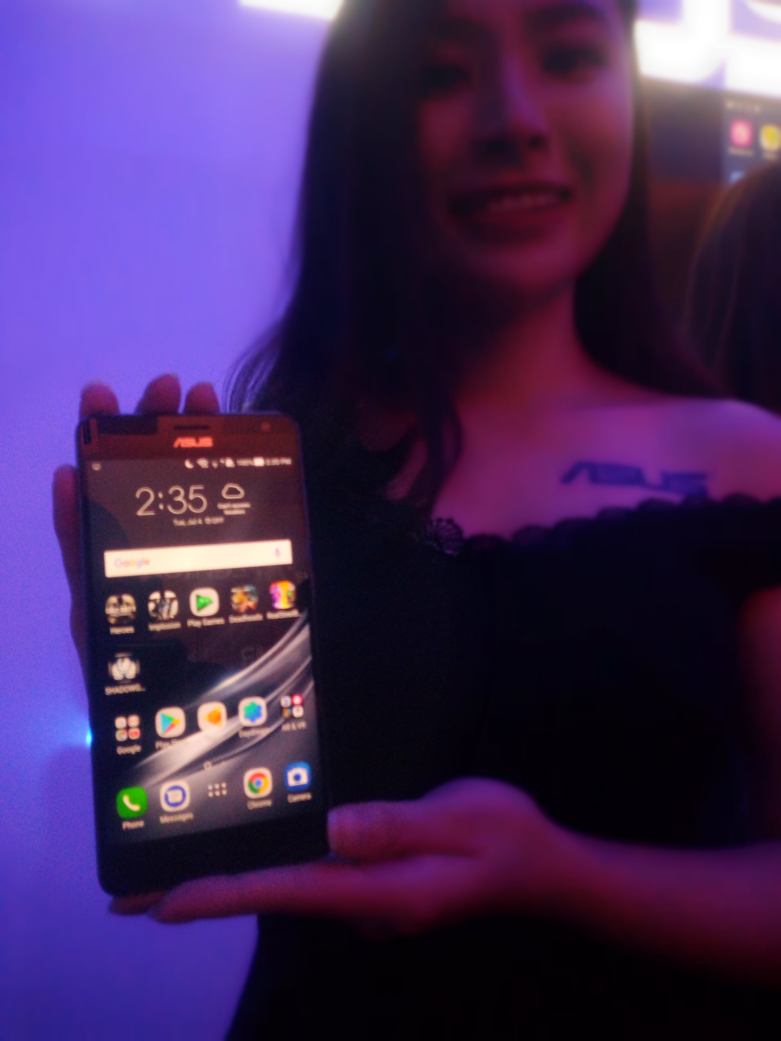 Model memegang ZenFone AR