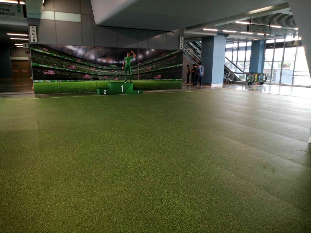 Hiasan bak Stadium di Stesen MRT Surian
