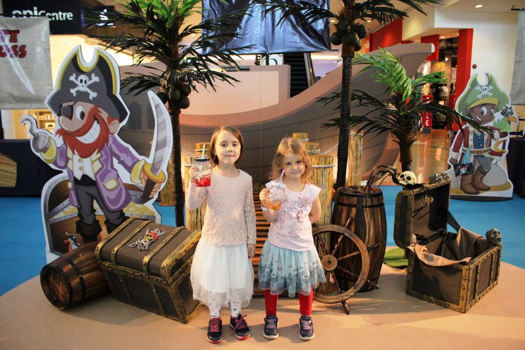 Kanak-kanak riang dengan hadiah dimenangi