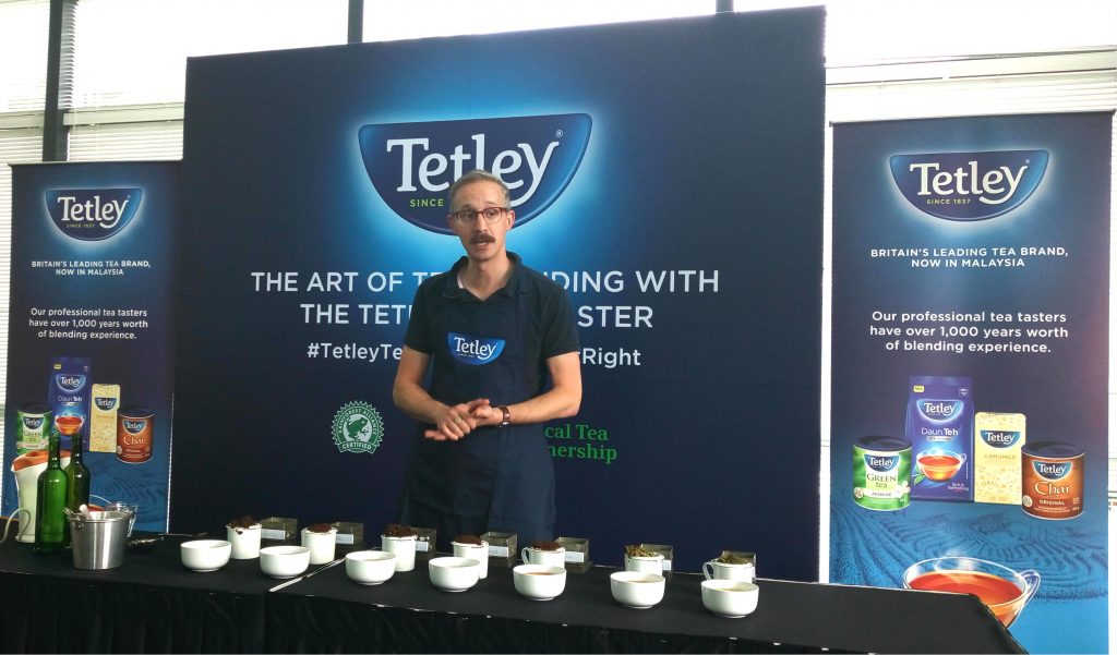 Sebastian menerangkan pengadunan teh