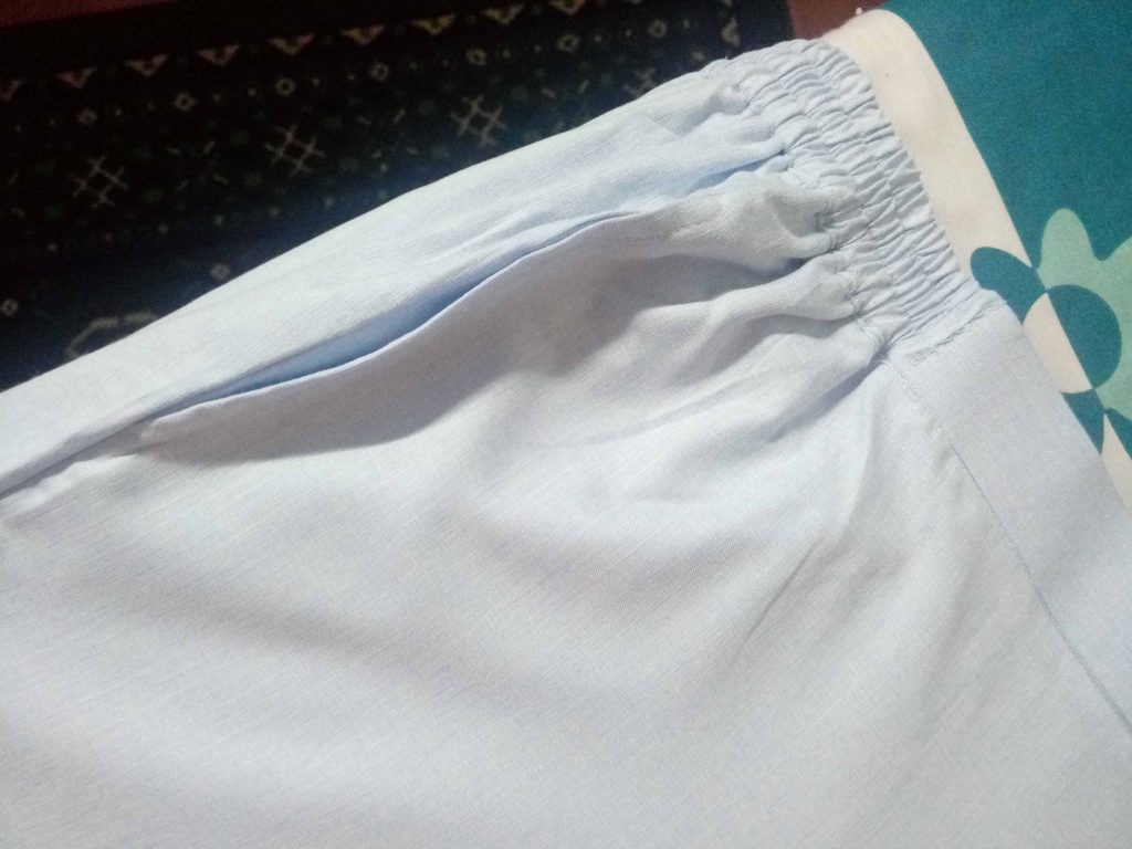 getah di pinggang seluar dan poket tepi