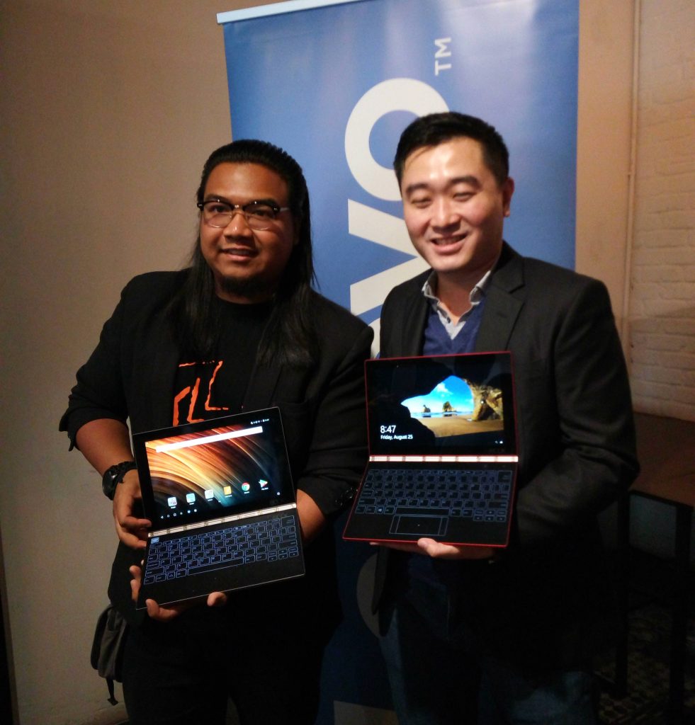 Ahmad Hakym, Pengasas KL SketchNation (kiri) dan Adrian Lesmono, Tablet and Smart Devices Lead, Lenovo Central Asia Pasifik, (kanan) bergambar dengan Buku Yoga Lenovo di Android dan Windows.