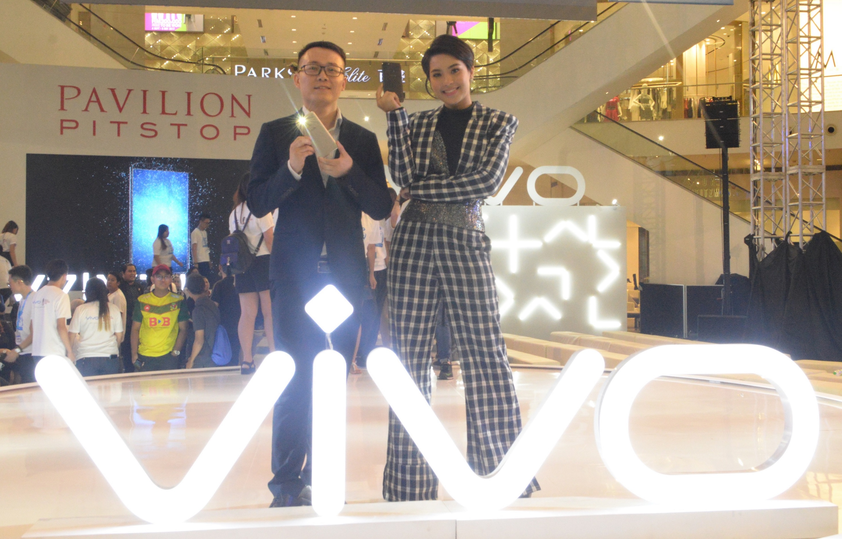 CEO vivo Malaysia, Mike Xu dan duta vivo v7+ Janna Nick
