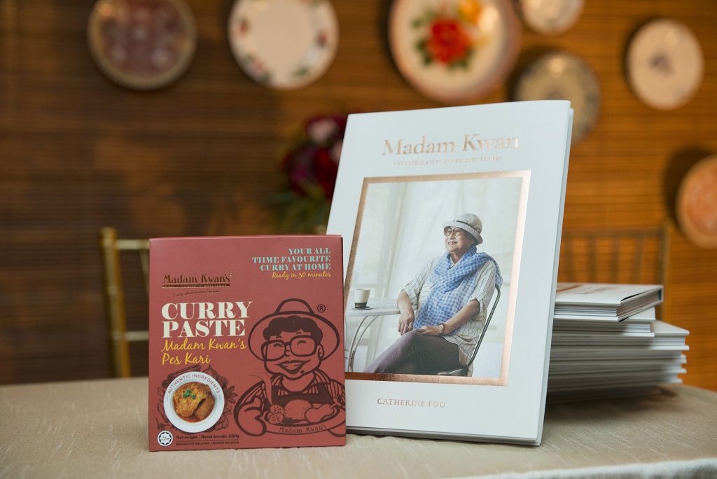 Madam Kwan  bersama bukunya "Her Untold Story" dan "Beloved Recipes Book" serta pes kari yang baru dilancarkan