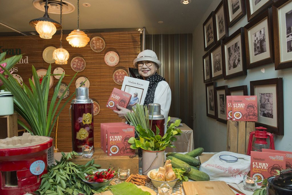 Madam Kwan Swee Lian bergambar bersama buku biografi dan pes kari barunya