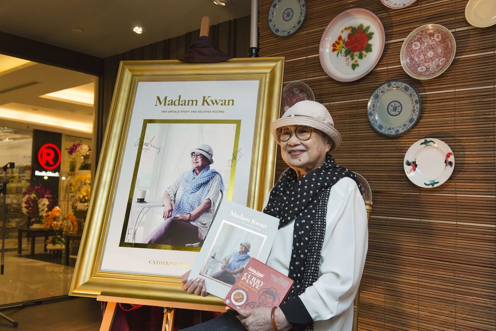 Madam Kwan di pelancaran bukunya "Her Untold Story" dan "Beloved Recipes Book"