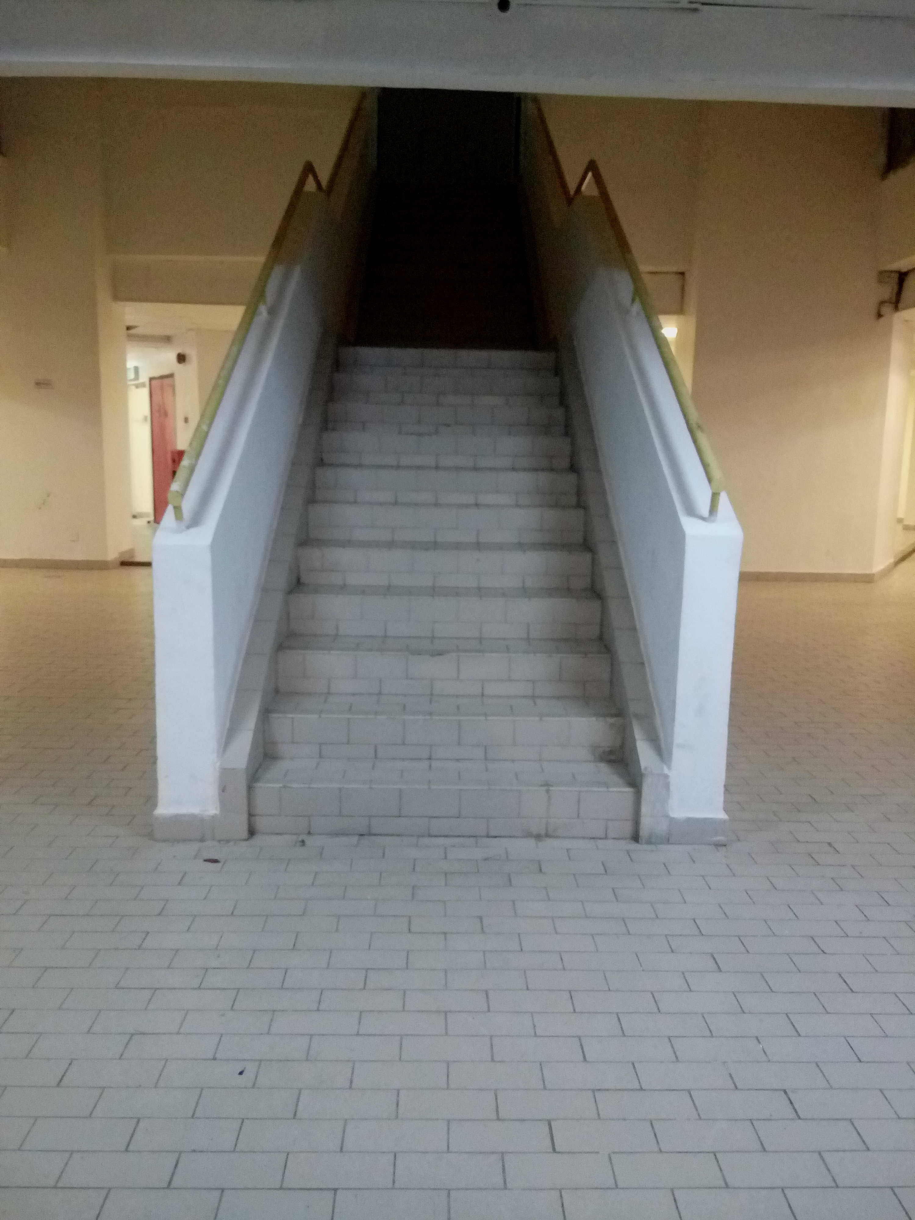 Lokasi tangga di mana Yi memegang kepala Jun