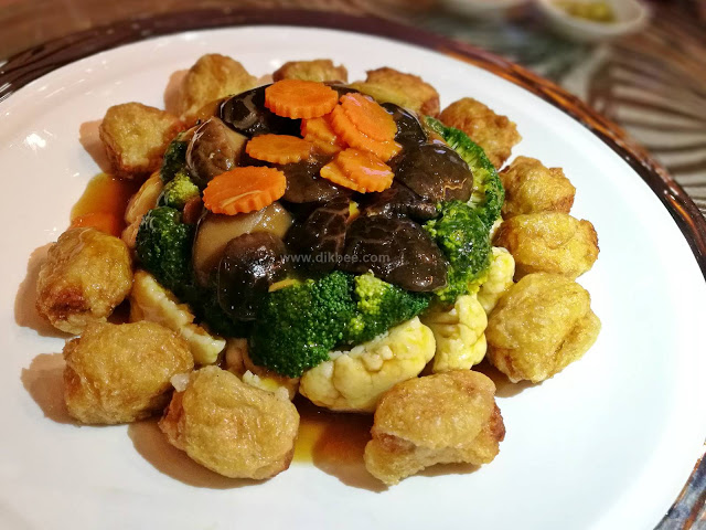 Braised San Ken beancurd dumpling with Bailing mushroom and broccoli floret