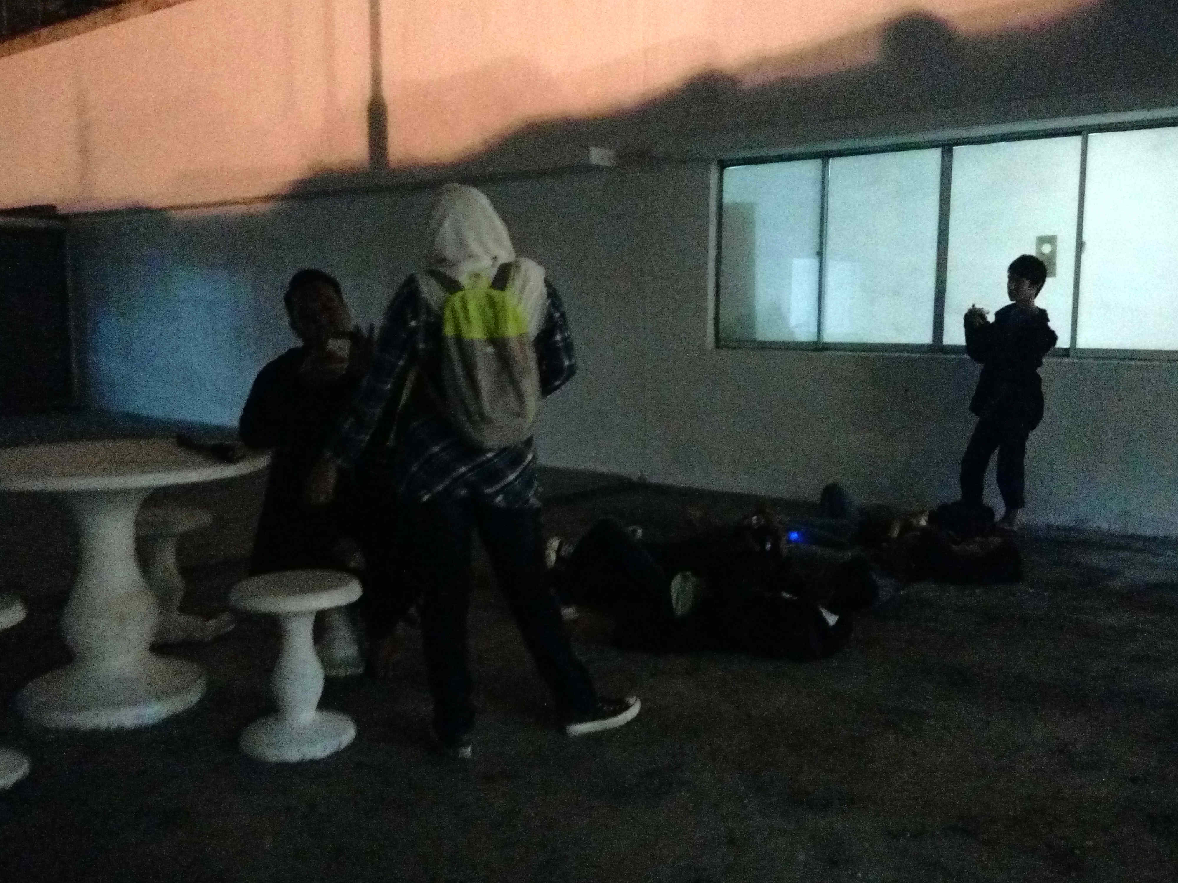 gelagat blogger mengambil shot siap terbaring