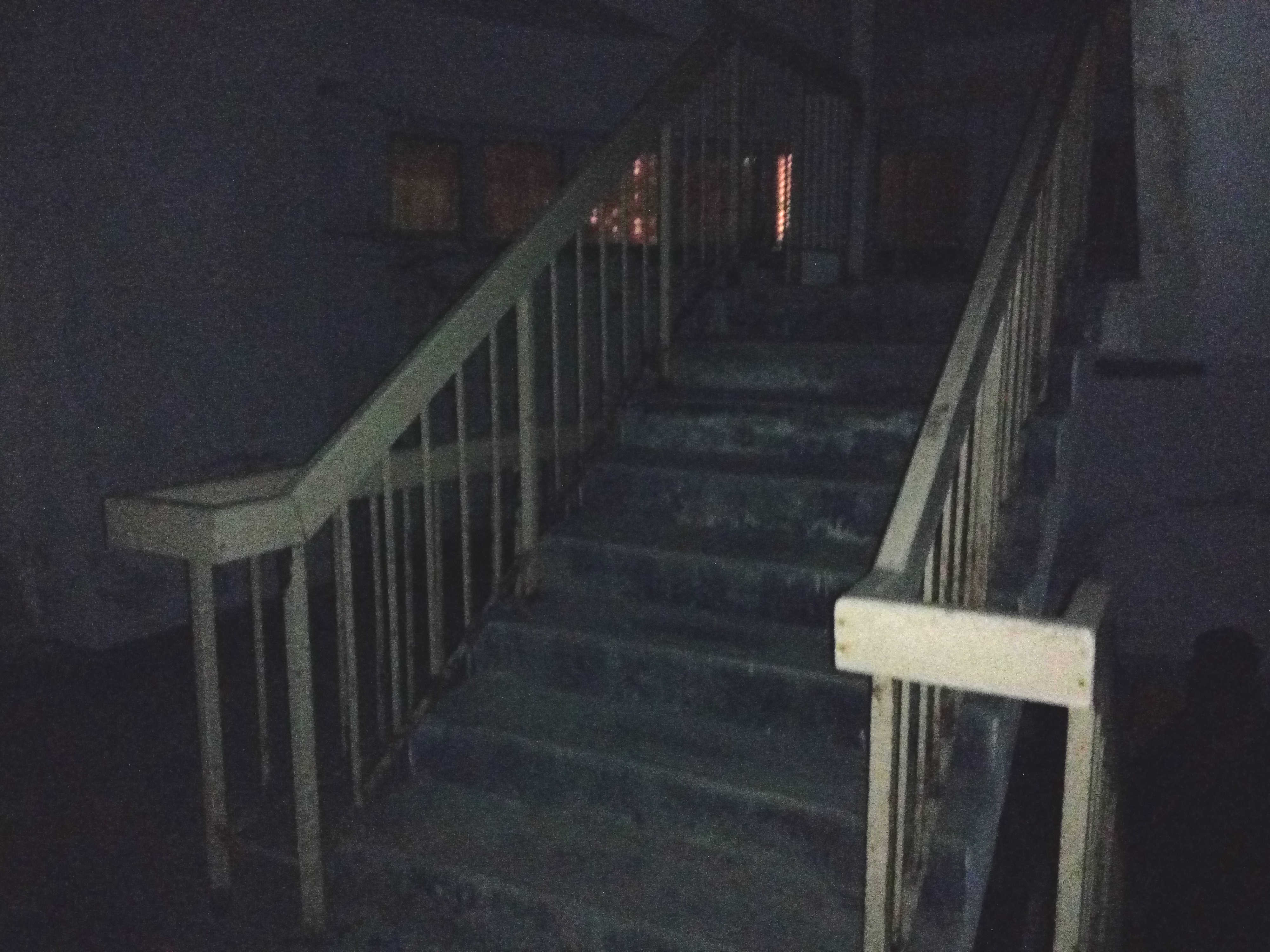 Tangga di mana Jun membuat panggilan telefon