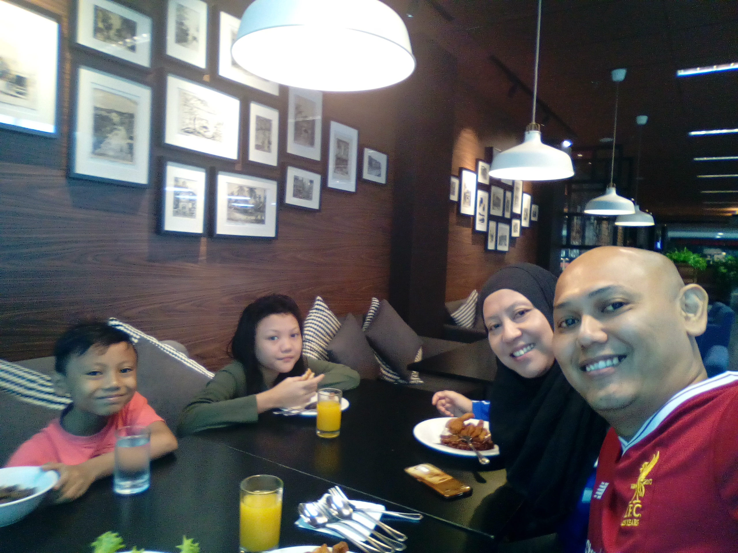 Bersarapan di Meals Station