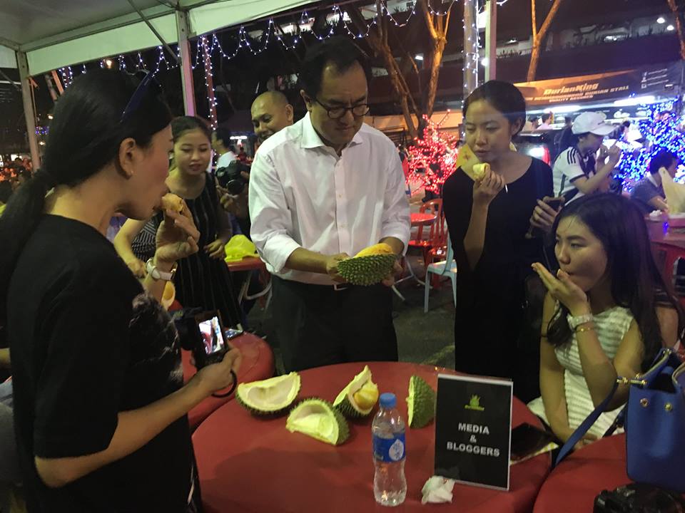Datuk Abdul Farid sendiri membawakan durian kepada kami...