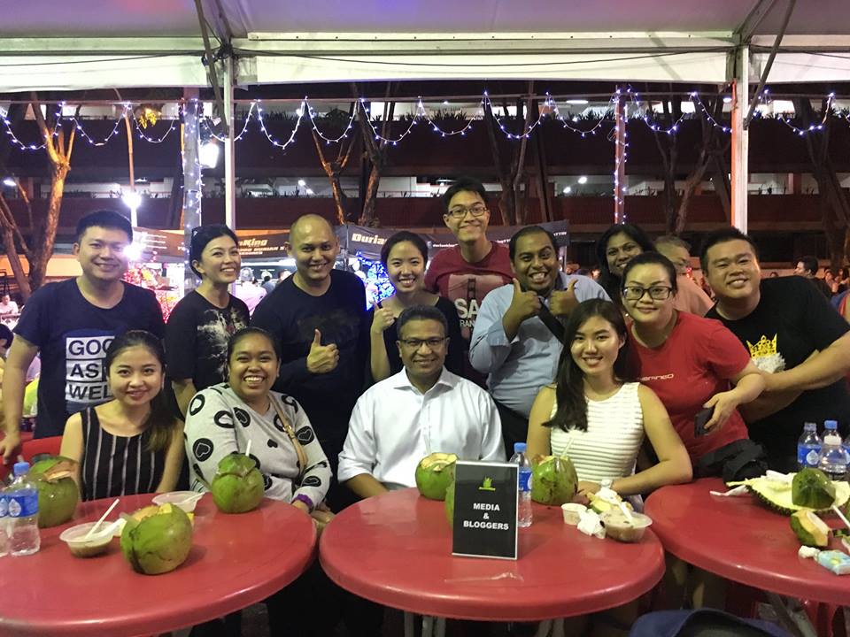 Semua muka happy sebab kenyang durian