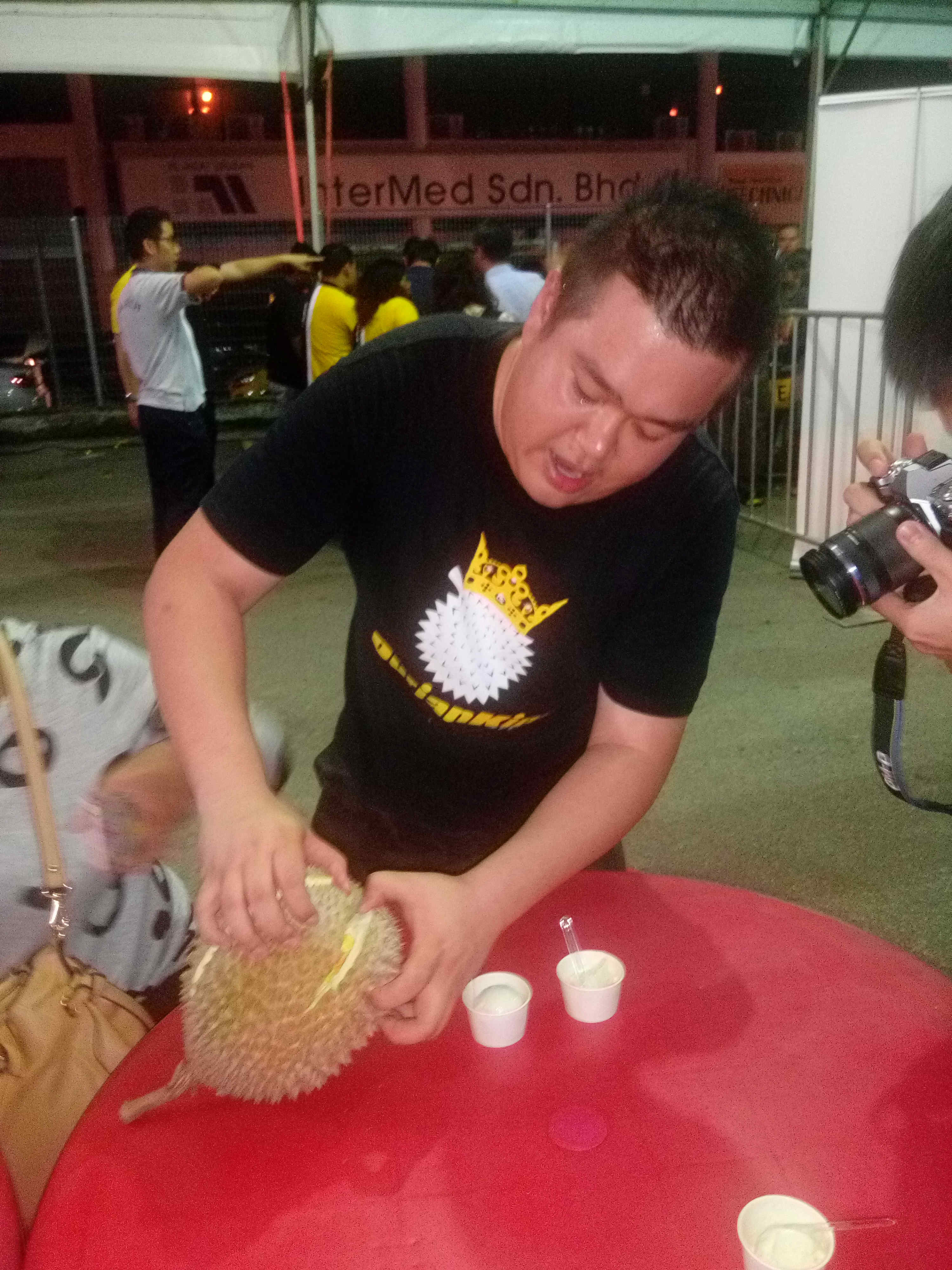 Boss Durian King TTDI membuka Musang King untuk dijamu