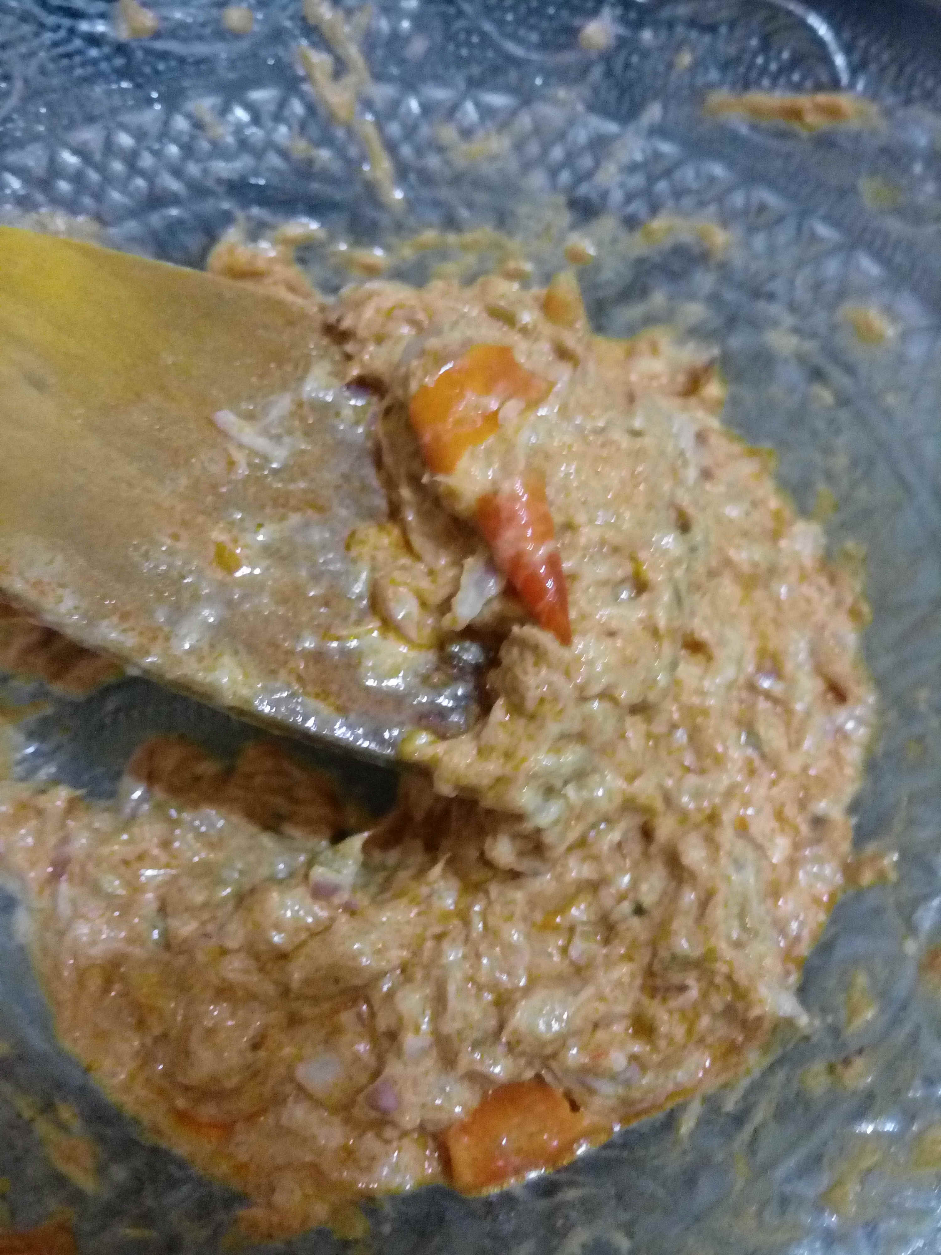 Ceraikan isi tuna dan juga cili .