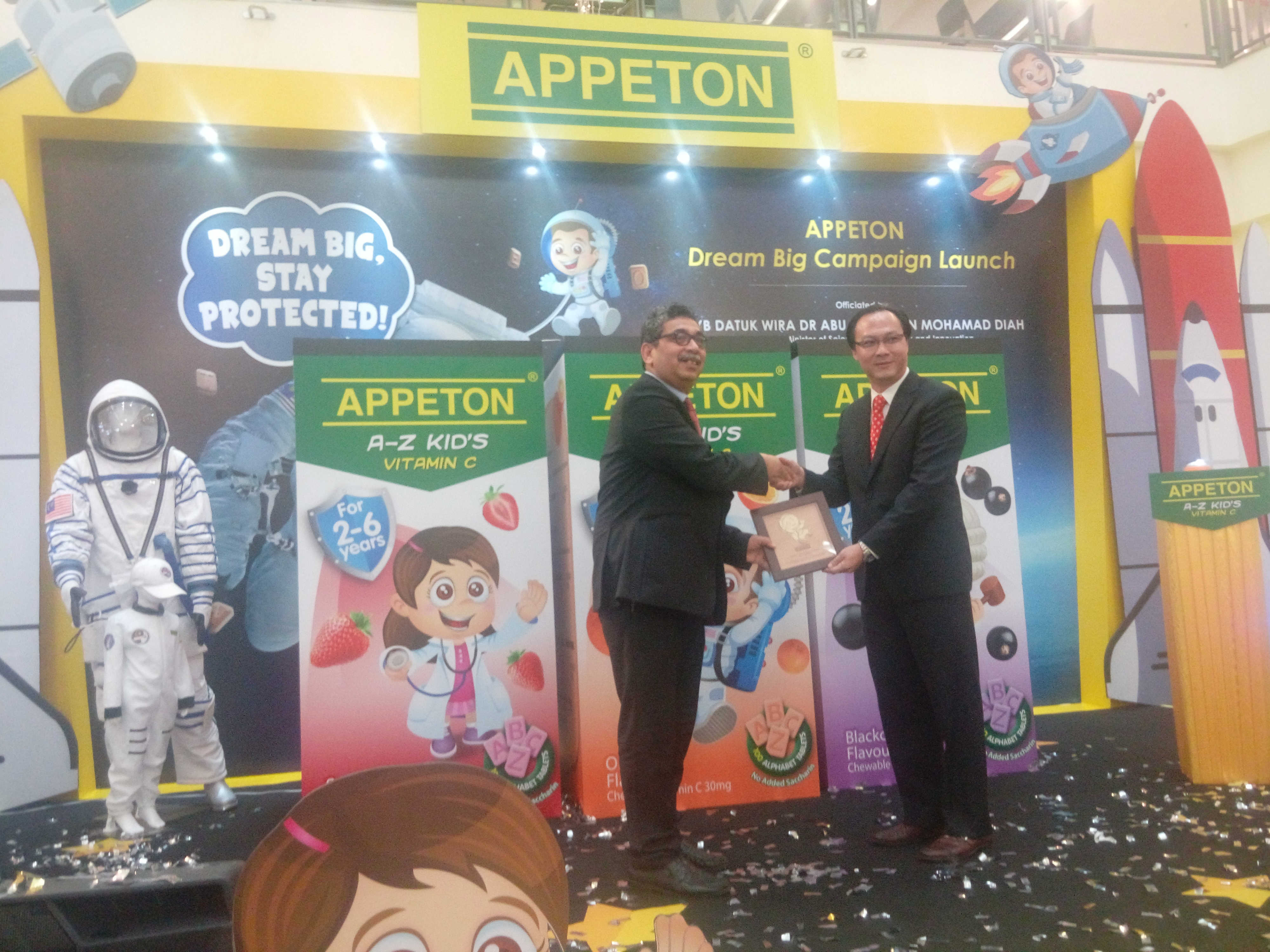 Cheah Ming Loong, Ketua Pegawai Operasi Kotra Pharma presenting souveniers