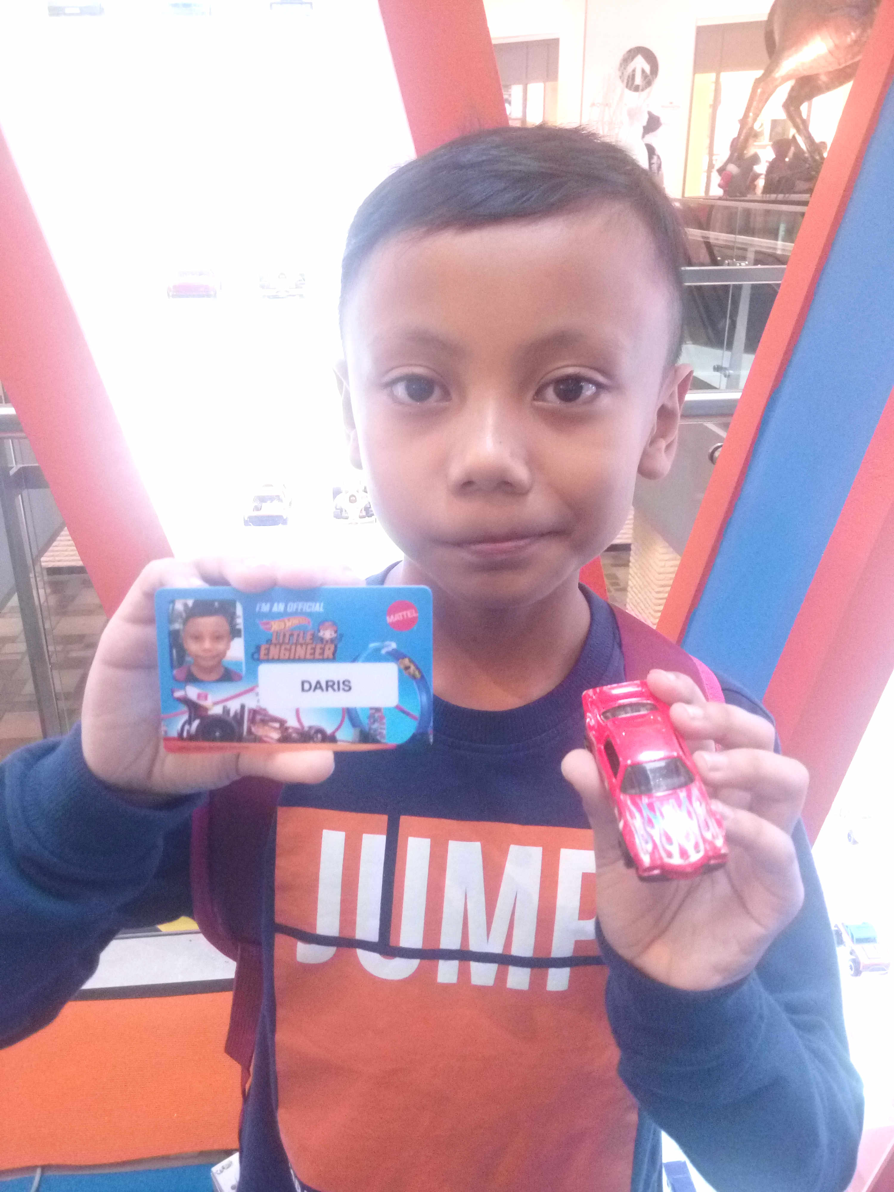 Daris dengan Kad Hot Wheels