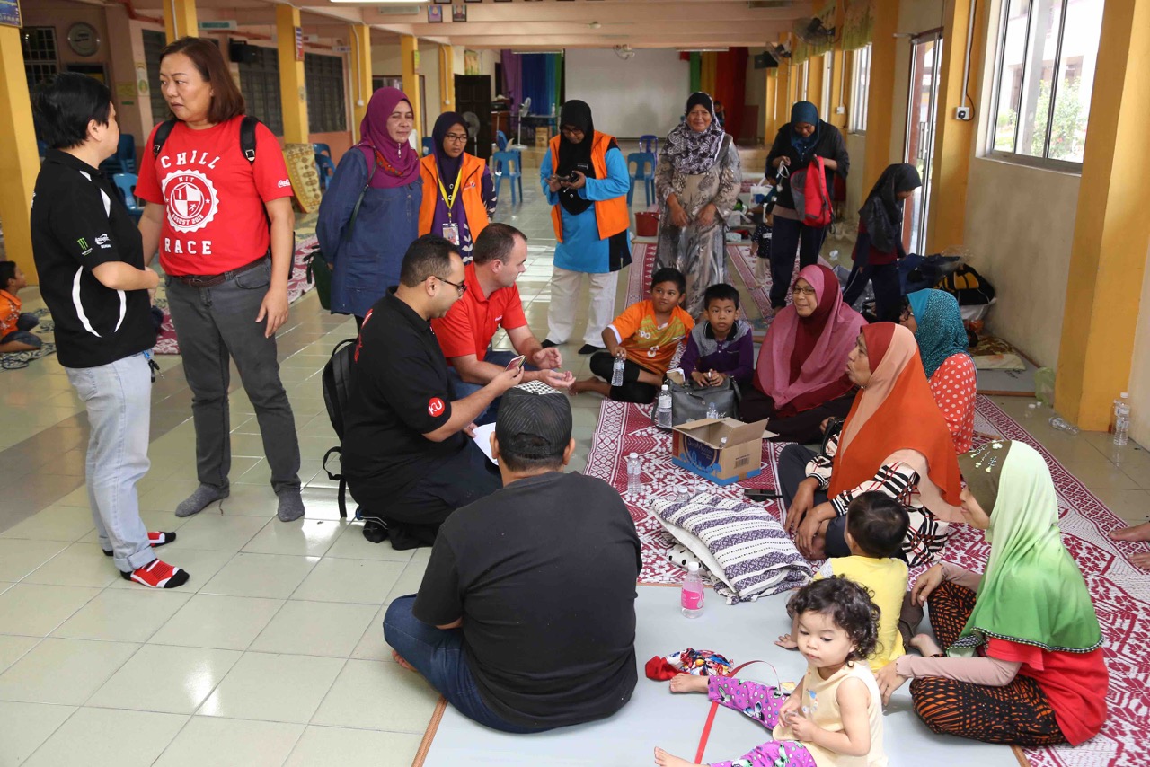 McGeown and Yap visits evacuees based at SK Bertam Indah in Seberang Perai