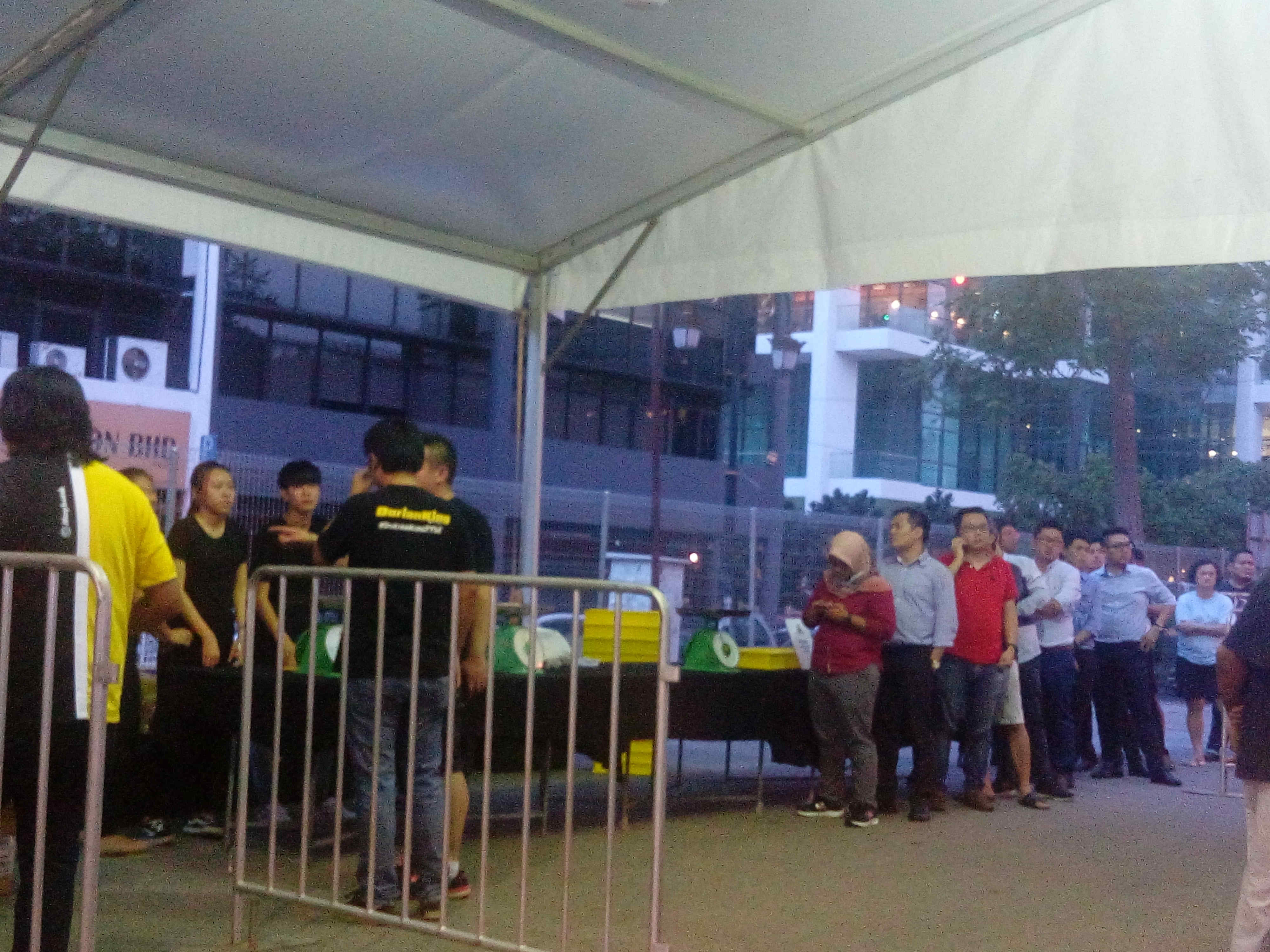 Seawal jam 6.30 petang sudah berbaris
