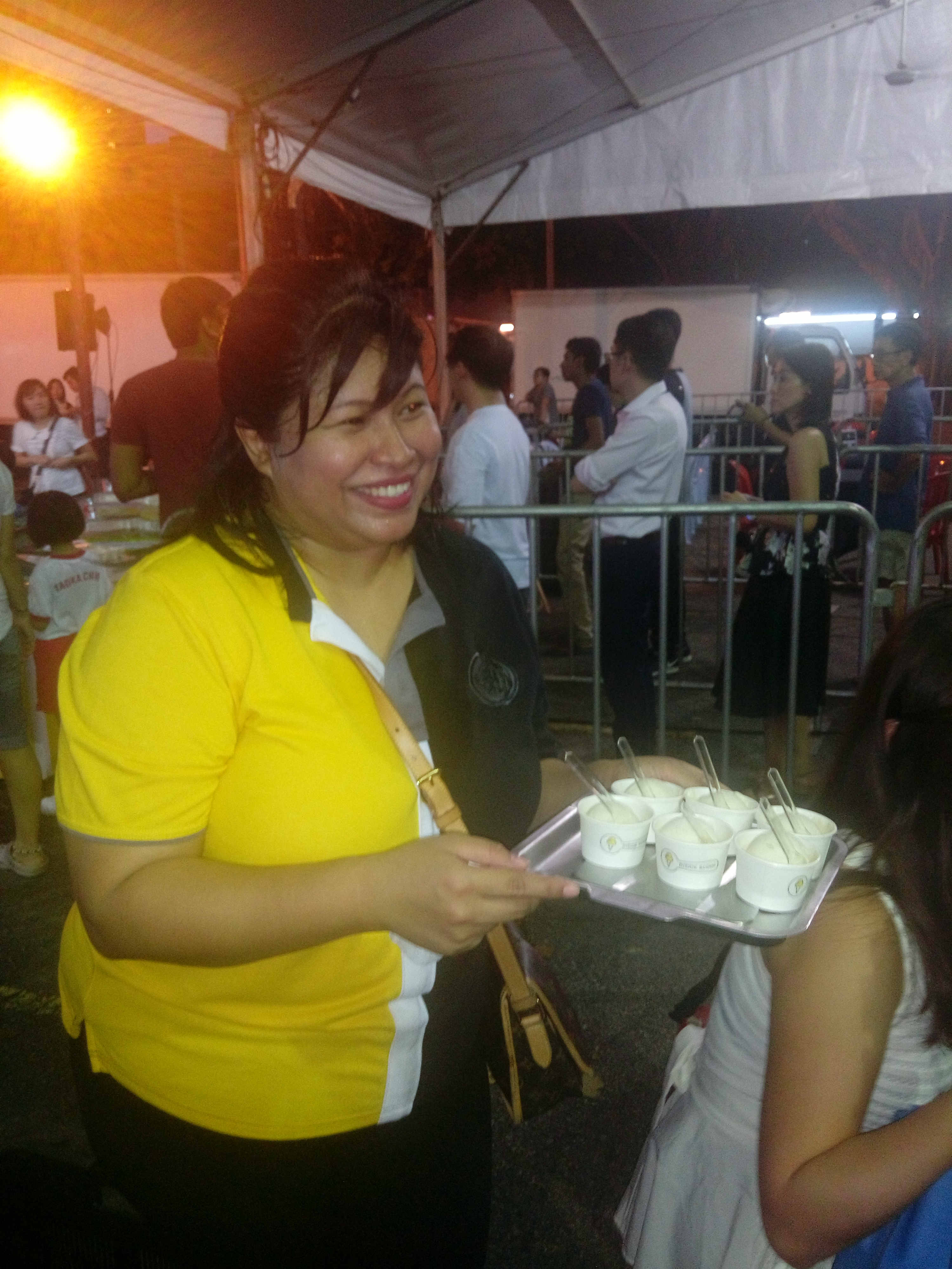 Pn. Yati menyajikan pembuka selera Ais Krim Durian
